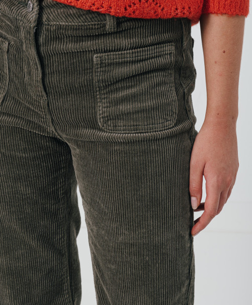 Pantalon COLOMBE  - Pantalon coupe flare et large en velours poches plaquées -  Dark olive - C'est Beau la Vie Pantalon COLOMBE  - Pantalon coupe flare et large en velours poches plaquées -  Dark olive - C'est Beau la Vie