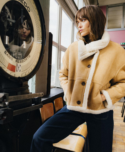 Manteau MARTHE - Manteau court en peau lainée manches longues boutons corne et col montant -  Caramel - C'est Beau la Vie