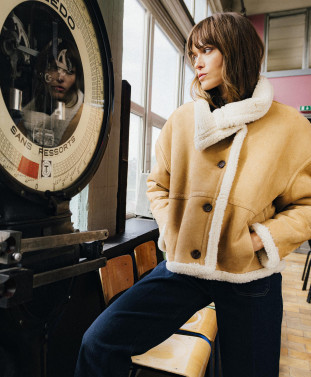 Manteau MARTHE - Manteau court en peau lainée manches longues boutons corne et col montant -  Caramel - C'est Beau la Vie