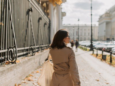 Comment porter le trench court au printemps-été 2026 ?