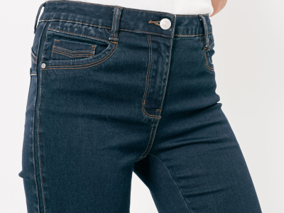 Je suis petite : 5 types de jeans qui allongent la silhouette